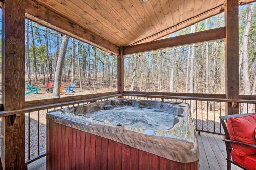 Φωτογραφία από το άλμπουμ του Luxury Cabin Getaway 1 Mi To Broken Bow Lake! σε Broken Bow