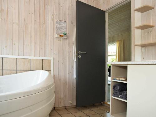 Un baño de Three-Bedroom Holiday home in Hejls 7