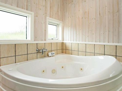 Un baño de Three-Bedroom Holiday home in Hejls 7