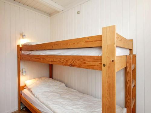 Palanda nebo palandy na pokoji v ubytování Three-Bedroom Holiday home in Læsø 4