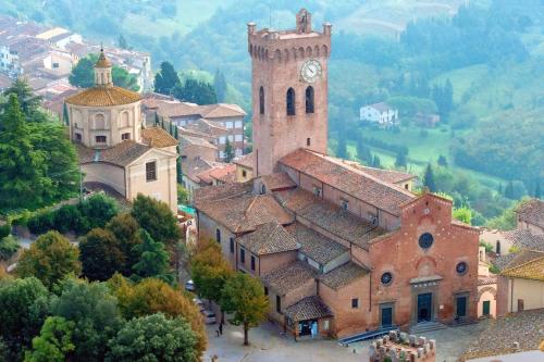 an aerial view of a town with a clock tower at San Miniato - Terrazza panoramica in centro storico in San Miniato
