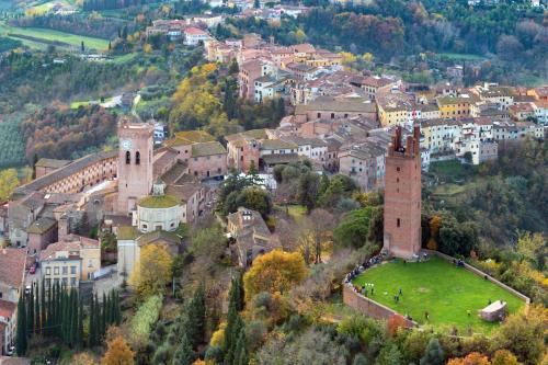 an aerial view of a town with a castle at San Miniato - Terrazza panoramica in centro storico in San Miniato