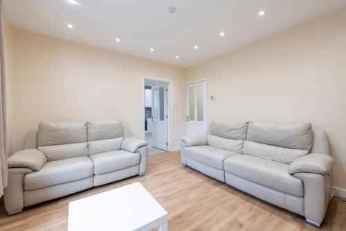 GuestReady - Modern 2BR Home in Salford