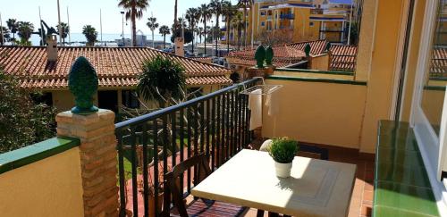 d'un balcon avec une table et une vue sur la ville. dans l'établissement Apartamento Blancomar, à Torremolinos