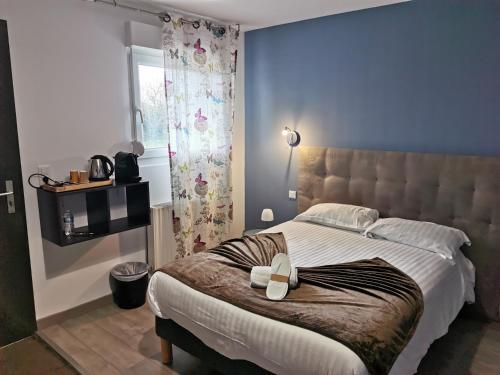 Postel nebo postele na pokoji v ubytování Logis Hotel- Restaurant La Haie Des Vignes Séminaires et Evènementiel