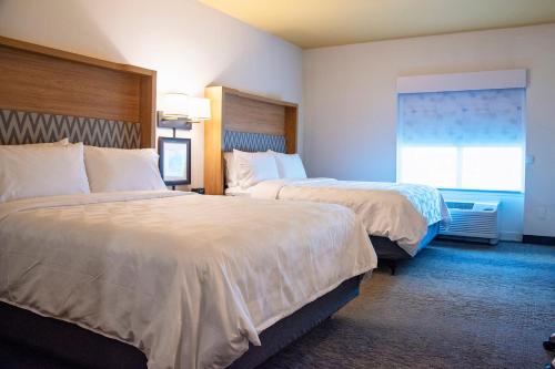 سرير أو أسرّة في غرفة في Holiday Inn & Suites - Savannah Airport - Pooler, an IHG Hotel
