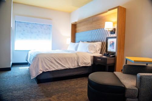 سرير أو أسرّة في غرفة في Holiday Inn & Suites - Savannah Airport - Pooler, an IHG Hotel