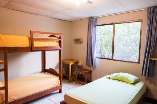 En eller flere senge i et værelse på Hostel Nucapacha