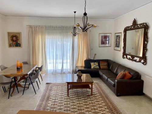 Afbeelding uit fotogalerij van 6 bdr villa with TENNIS COURT in Paphos City