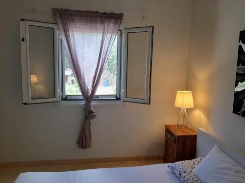 Letto o letti in una camera di Villa Aspros - traditionell, ruhig und strandnah