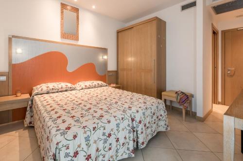 a bedroom with a large bed in a room at Hotel Katja in Bibione