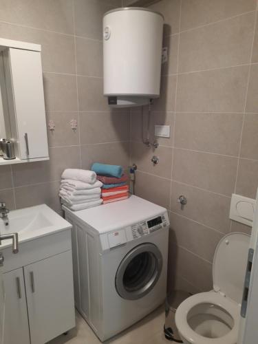 Ένα μπάνιο στο Apartman Tami