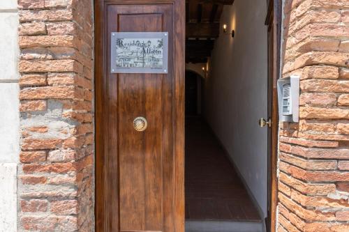 a wooden door with a sign on it at La Piazza - Appartamento con vista in Sinalunga