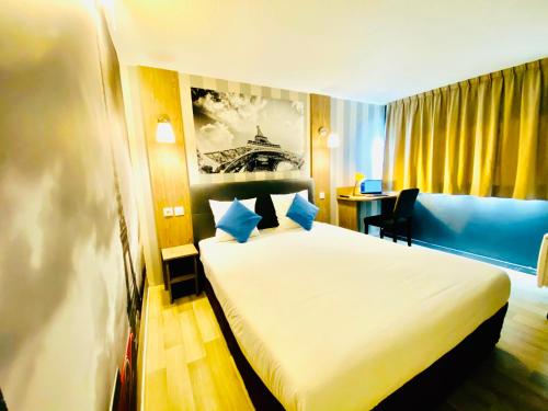 Postel nebo postele na pokoji v ubytování Hotel RBX - Roubaix Centre