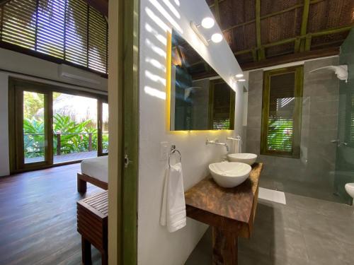 uma casa de banho com um lavatório e um espelho em Casa Bambu Tayrona, Los Naranjos em Los Naranjos
