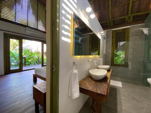 洛斯纳兰霍斯Casa Bambu Tayrona, Los Naranjos的带水槽和镜子的浴室