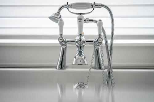 a chrome kitchen faucet hanging over a sink at 5 Rowntree House in York