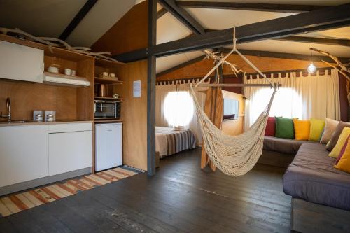 ein Wohnzimmer mit einer Hängematte in einem Haus in der Unterkunft Windresort in Granitola