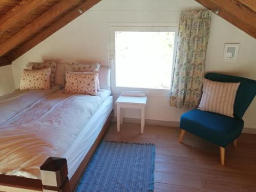 1 dormitorio con 1 cama, 1 silla y 1 ventana en Alma en Garafía