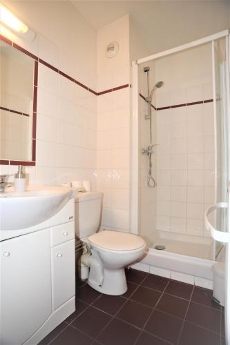 une salle de bain avec toilettes, lavabo et douche dans l'établissement La Chambre d'Emma, à Dieppe