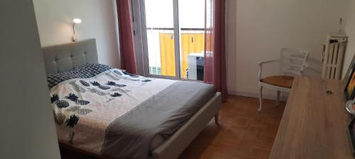 une chambre avec un lit, une table et une fenêtre dans l'établissement Résidence du Casino, à Menton