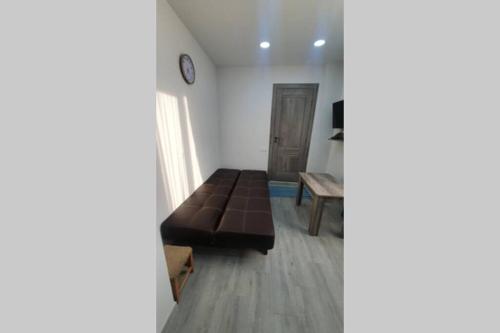 - un salon avec un canapé et une table dans l'établissement Yerevan Studio, à Erevan