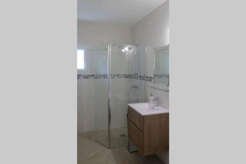 une salle de bain avec douche et lavabo dans l'établissement Les châtaigniers du Thaurac, à Saint-Bauzille-de-Putois