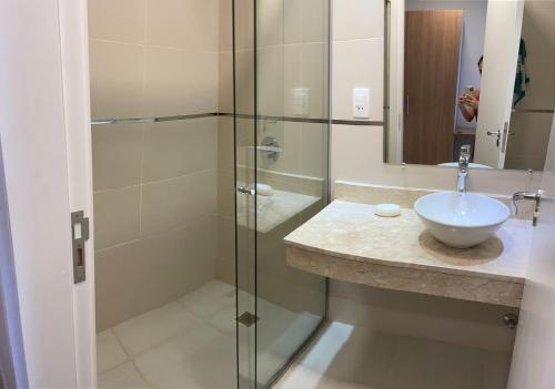 a bathroom with a sink and a glass shower at Monoambiente a 400 metros de la playa in Encarnación