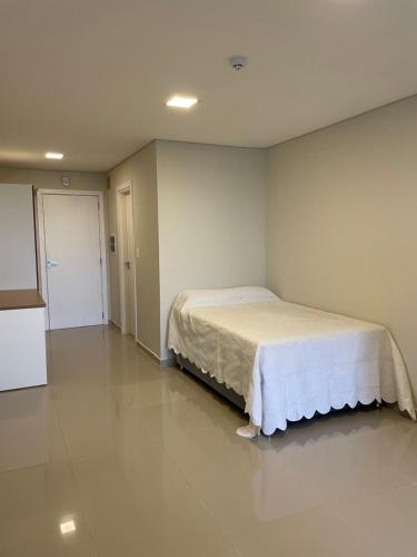ein Schlafzimmer mit einem Bett in der Ecke eines Zimmers in der Unterkunft Monoambiente a 400 metros de la playa in Encarnación