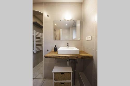 y baño con lavabo y espejo. en CHARMANT T3, 70m2, 2ch,TV 101 cm, WIFI+Parking, en Ettendorf