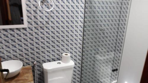 ein Bad mit WC und WC-Papierspender in der Unterkunft Sitio Da Cachoeirinha Paraju Domingos Martins in Floriano Simmer