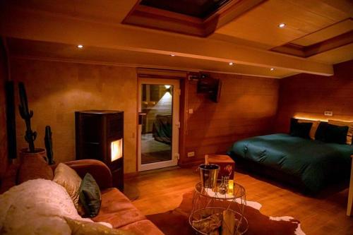sala de estar con sofá y mesa en Le Spa du Cabanon: Cabanon de luxe avec Spa entièrement privatif, en Aye