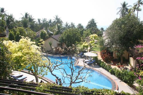 uma vista superior de uma piscina num resort em Bao Quynh Bungalow em Mui Ne