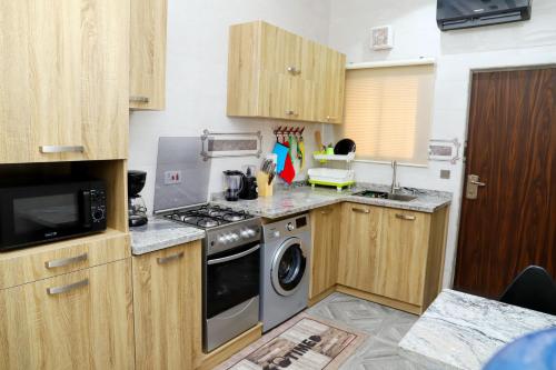 Кухня или мини-кухня в Rhodabode Apartments. A Luxury 3 bedroom bungalow.
