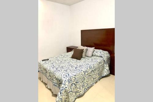 1 dormitorio con 1 cama en una habitación en Increíble departamento privado, en Monterrey