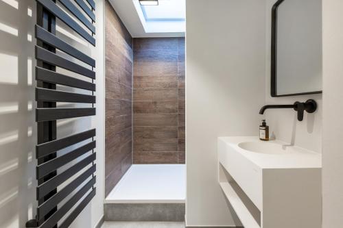 La salle de bains est pourvue d'une douche et d'un lavabo. dans l'établissement B-Hotel, à Düsseldorf