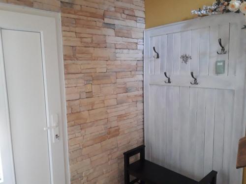 pared de ladrillo de imitación en una habitación con puerta en Ubytování ANEŽKA, en Lednice