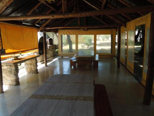 サンタ・ロサ・デ・カラムチタにあるCabañas La Pircaのテーブルと窓のあるリビングルーム