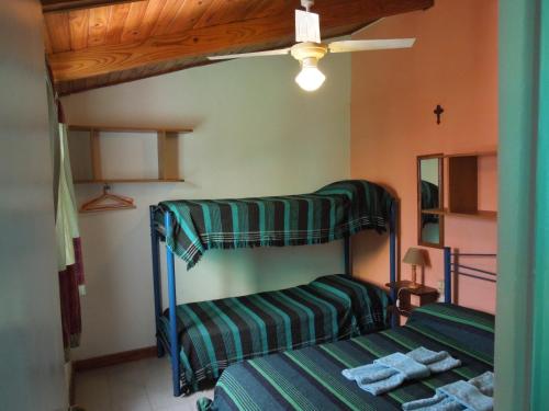 サンタ・ロサ・デ・カラムチタにあるCabañas La Pircaのベッドルーム1室(二段ベッド2組、天井付)