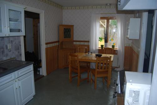 a kitchen with a table and chairs and a window at Ferienhaus Malaskog 4 Naturschutzgebiet in Ryssby