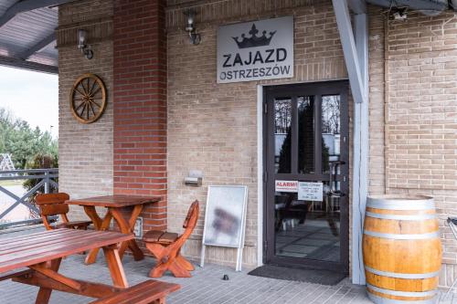 a brick building with a table and chairs and a door at Hotel Zajazdu w Ostrzeszowie in Ostrzeszów