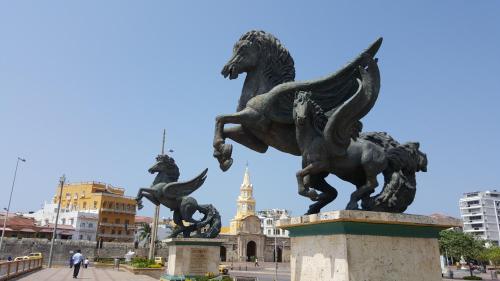 una estatua de un caballo en un pedestal en una ciudad en Apartamento Los Delfines del Caribe, en Cartagena de Indias