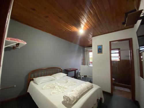 Een bed of bedden in een kamer bij Pousada Trevo Do Barbuda