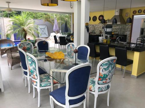Restaurace v ubytování Casa de Luxo na Praia Cocanha - Condomínio Fechado