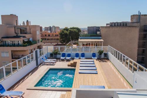 - un balcon avec une piscine au-dessus d'un bâtiment dans l'établissement Hotel Marbel, à Can Pastilla
