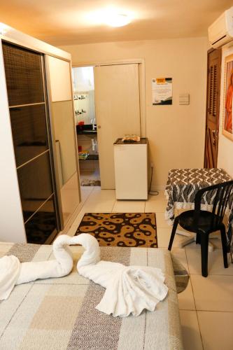 a room with two swans laying on a bed at POUSADA TIA LUCY in Natal