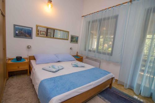 een slaapkamer met een bed met twee kussens erop bij Studio in Mali Losinj 36584 in Mali Lošinj
