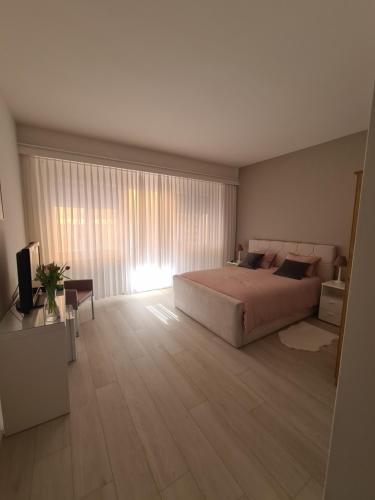 1 dormitorio con cama grande y ventana grande en Osteria La Riva en Locarno