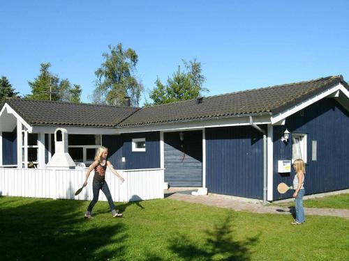 Bøtø Byにある12 person holiday home in V ggerl seの二人の女の子が家の前でフリスビーと遊んでいる