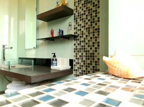 a bathroom with a sink and a glass table at Casa Solis Monteprincipe in Boadilla del Monte